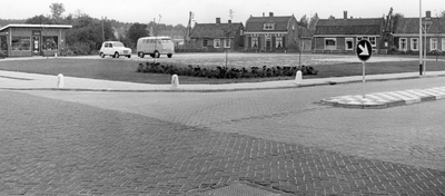 109702 Gezicht op het Dorpsplein te Vleuten (gemeente Vleuten-De Meern), vanaf de hoek van de Dorpsstraat en de ...